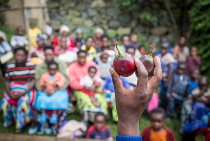 A trained volunteer educates a community on nA trained vutrition, breastfeeding, improved food handling and growth monitoring, and helps promote the creation of kitchen gardens to help reduce malnutrition in Rwanda. Juozas Cernius/Global Communities/USAID