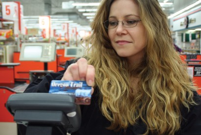 An Oregonian woman using her electronic benefit transfer card to purchase food. Brian Duss for Bread for the World.