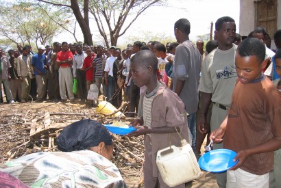 People line up to receive food in Ethiopia. Tony Hall/Bread for the World. 