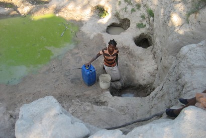 Water for household use is a scarce good in the dry Machaze district of Mozambique. Wikimedia Commons. 