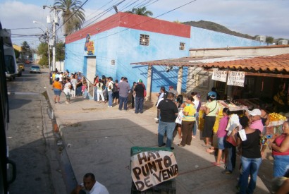 Shoppers in Venezuela waiting in line at a Mercal store for government subsidized products. Wikimedia Commons.