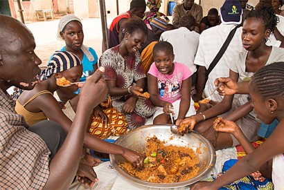 Yalindiaye’s family gathers around a pot of stew, made from one of the new varieties of high-yielding, drought-resistant cowpea. Dasan Bobo/World Bank