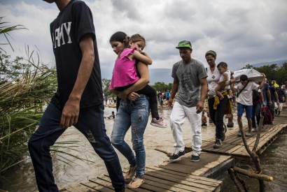 Venezuelans trek over an informal crossing to reach Cúcuta, Colombia, April 2019. ©UNHCR/Vincent Tremeau