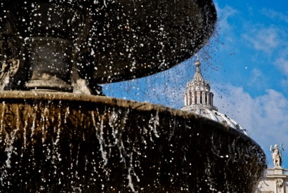 A fountain in St. Peter’s Square. Wikimedia Commons.