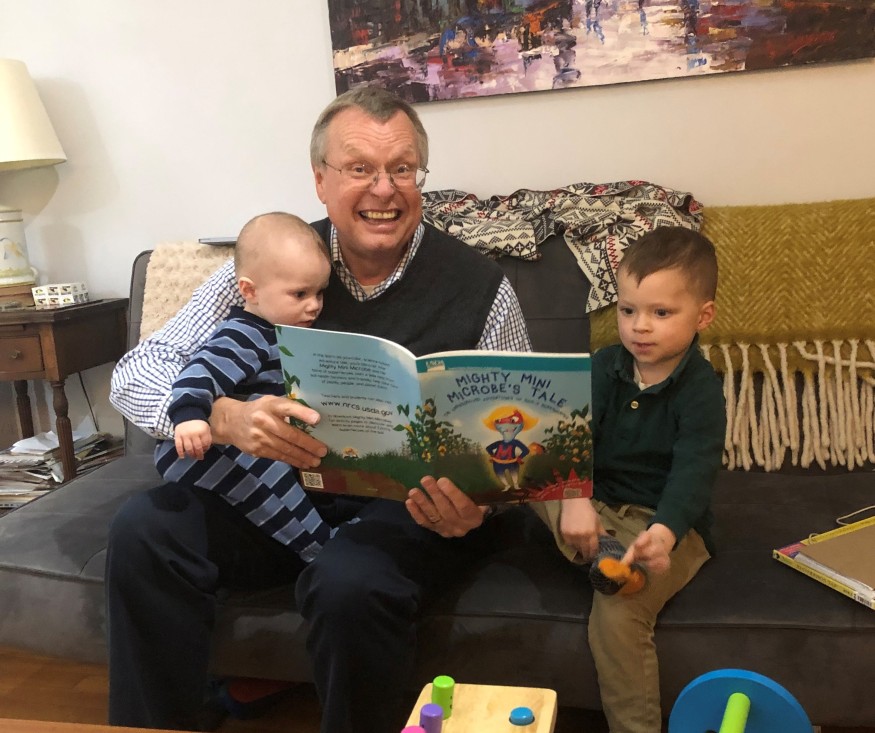 David Buland reading to his grandchildren. Photo courtesy of David Buland. 