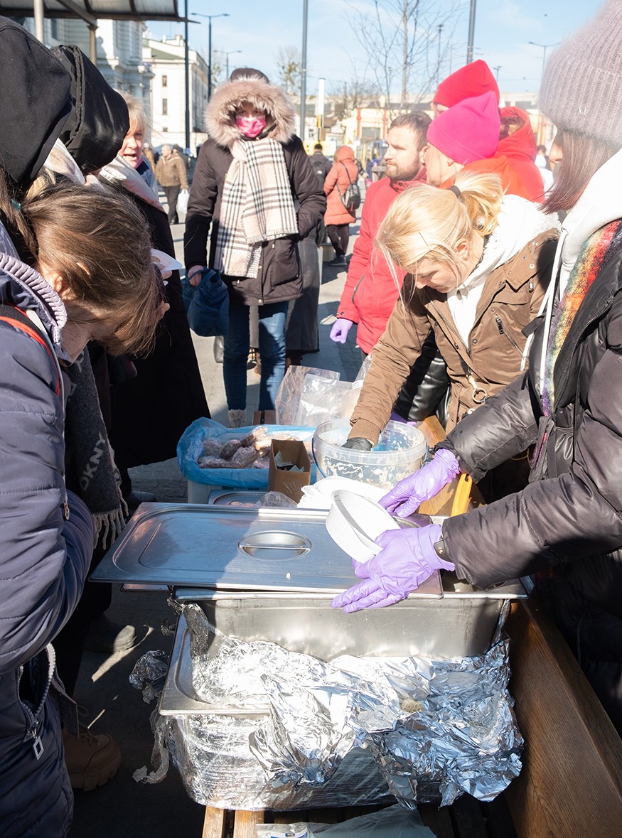 The Red Cross caring for Ukrainian refugees. iStock photo/Yevhenii Khil