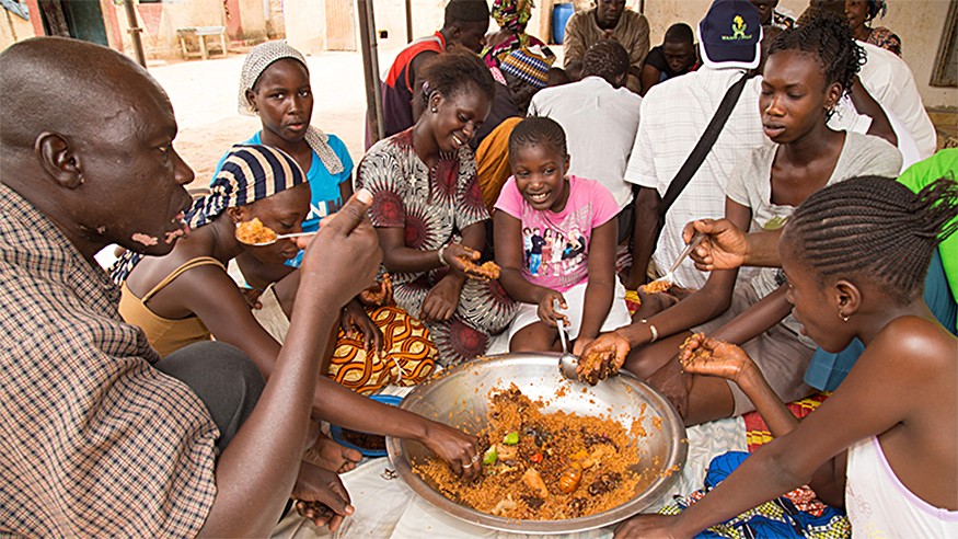 Yalindiaye’s family gathers around a pot of stew, made from one of the new varieties of high-yielding, drought-resistant cowpea. Dasan Bobo/World Bank